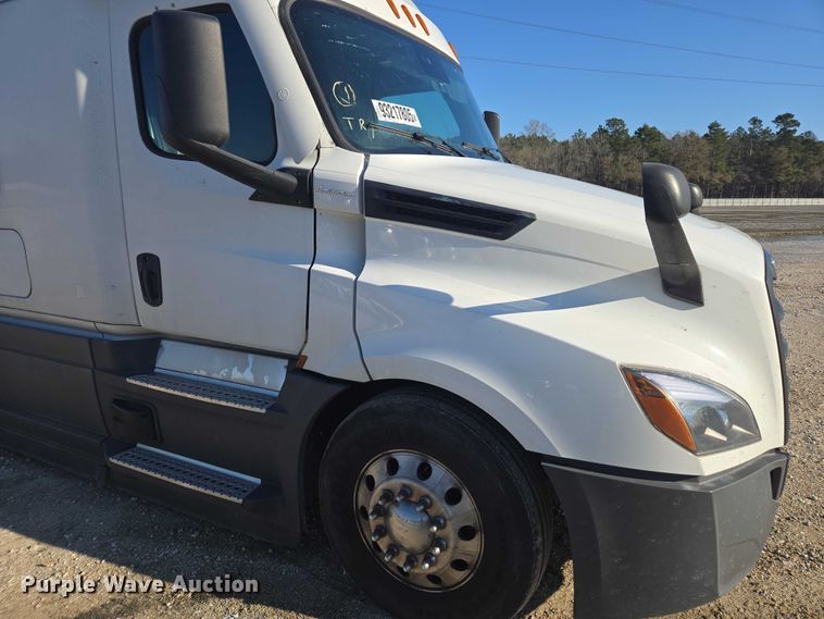 image for item YA1599 2020 Freightliner Cascadia semi truck