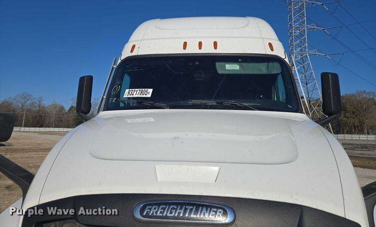 image for item YA1599 2020 Freightliner Cascadia semi truck