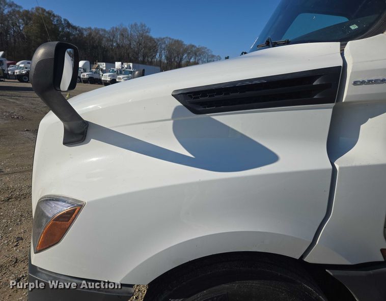 image for item YA1599 2020 Freightliner Cascadia semi truck