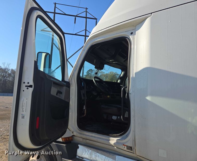 image for item YA1599 2020 Freightliner Cascadia semi truck