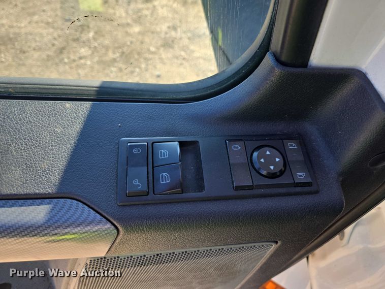 image for item YA1599 2020 Freightliner Cascadia semi truck