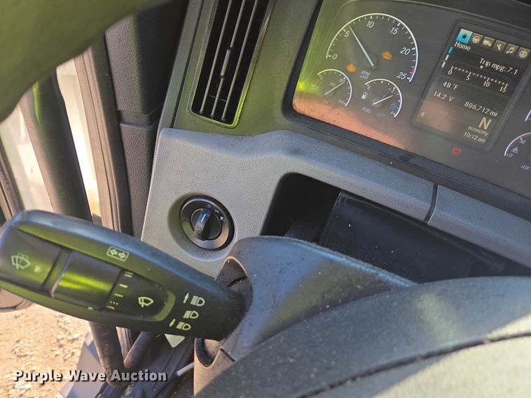 image for item YA1599 2020 Freightliner Cascadia semi truck