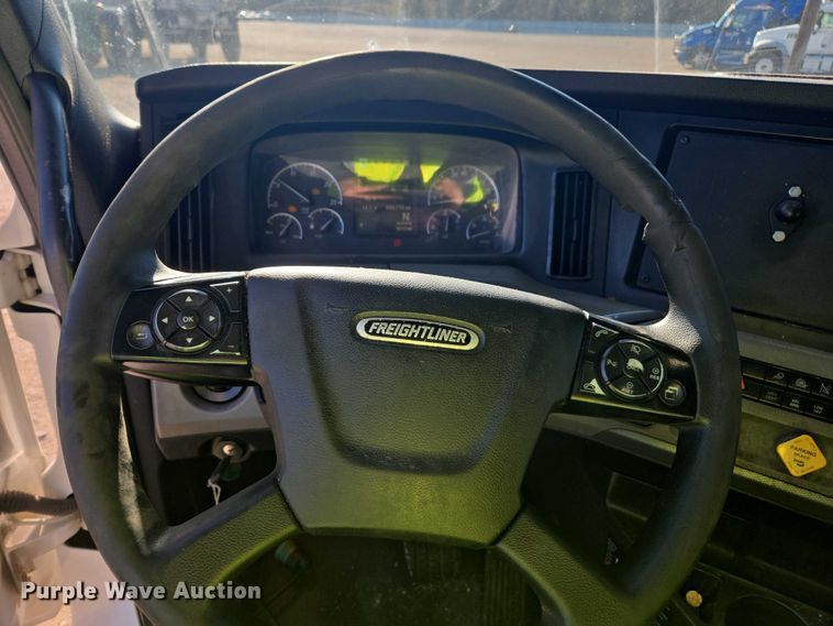 image for item YA1599 2020 Freightliner Cascadia semi truck