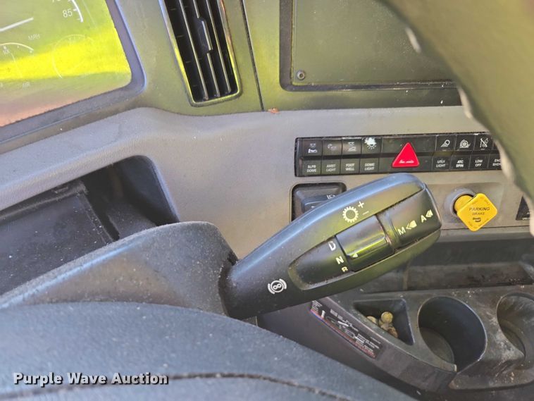 image for item YA1599 2020 Freightliner Cascadia semi truck