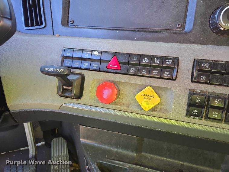 image for item YA1599 2020 Freightliner Cascadia semi truck