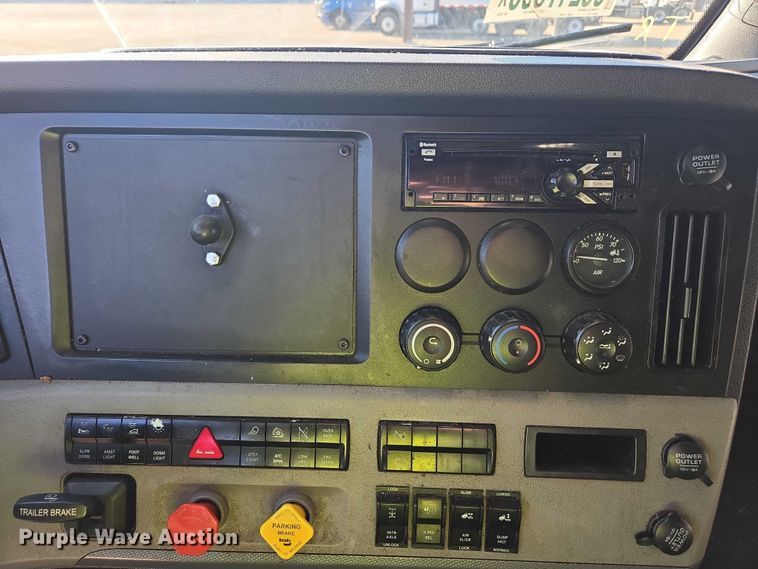 image for item YA1599 2020 Freightliner Cascadia semi truck