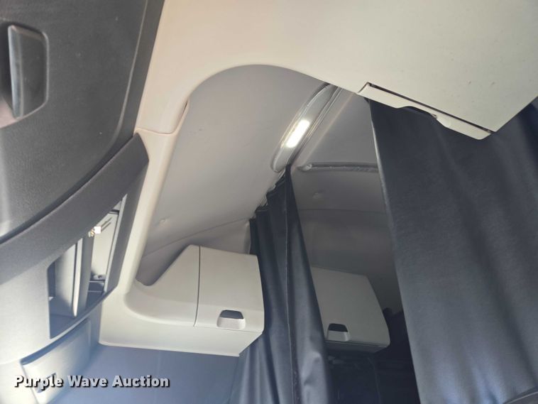 image for item YA1599 2020 Freightliner Cascadia semi truck