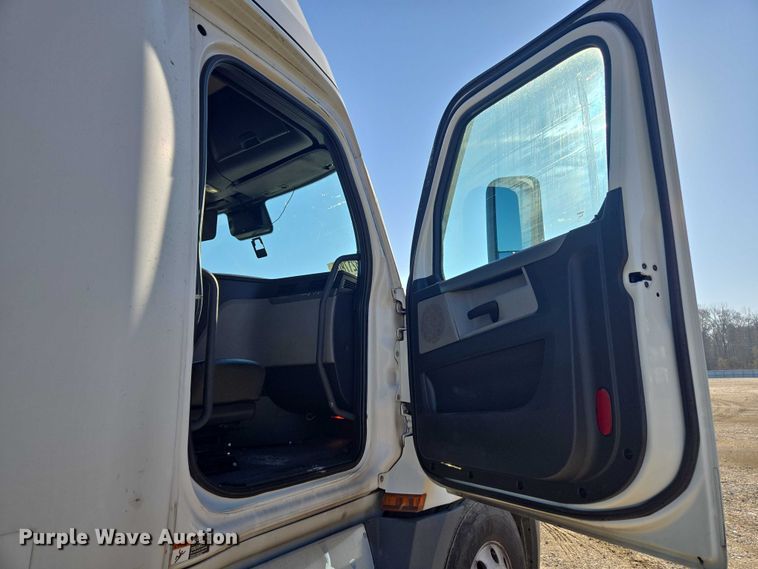 image for item YA1599 2020 Freightliner Cascadia semi truck