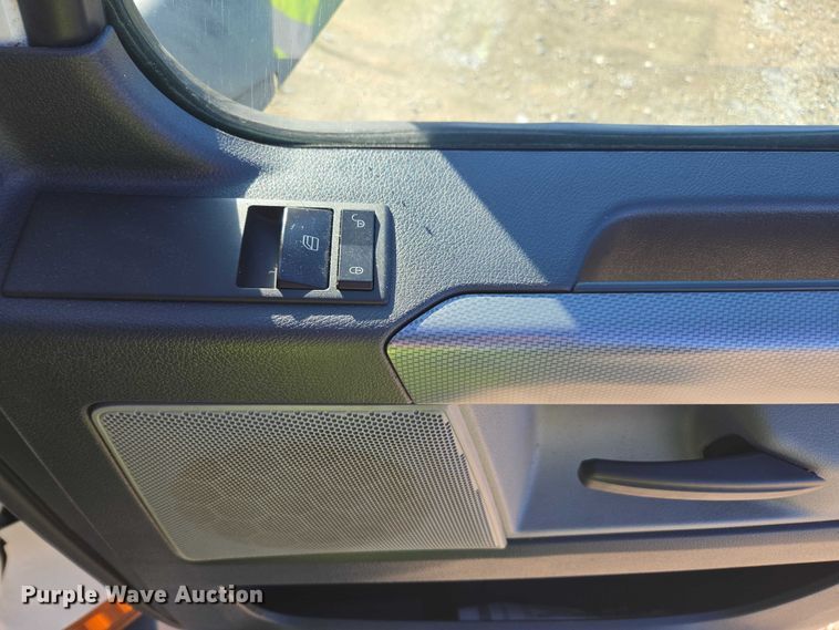 image for item YA1599 2020 Freightliner Cascadia semi truck