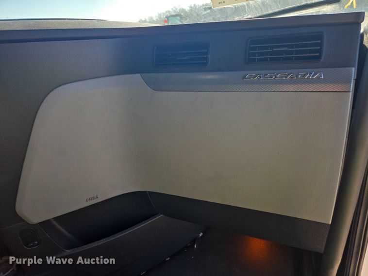 image for item YA1599 2020 Freightliner Cascadia semi truck