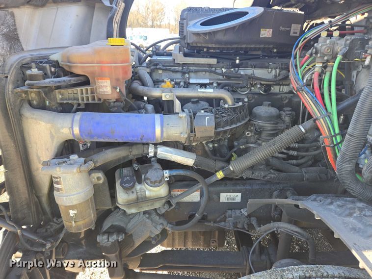 image for item YA1599 2020 Freightliner Cascadia semi truck