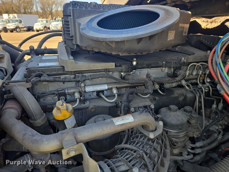 image for item YA1599 2020 Freightliner Cascadia semi truck