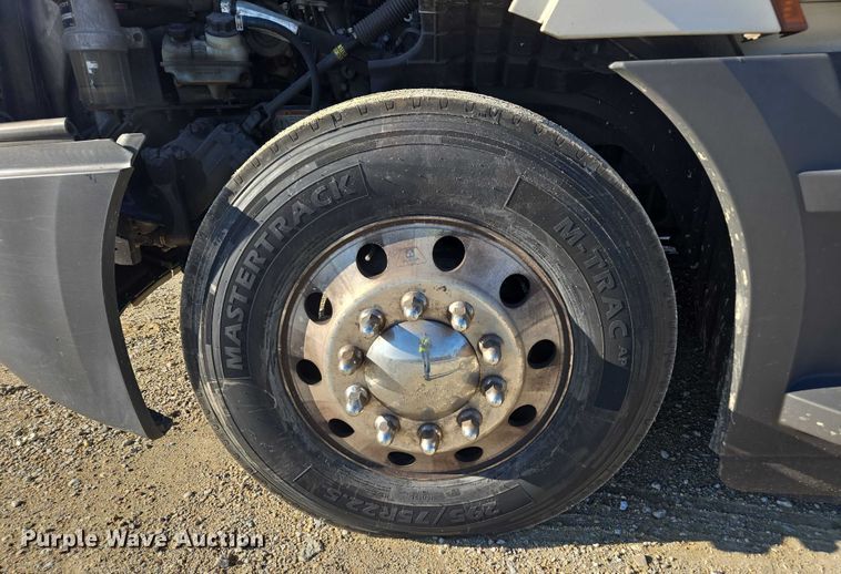 image for item YA1599 2020 Freightliner Cascadia semi truck