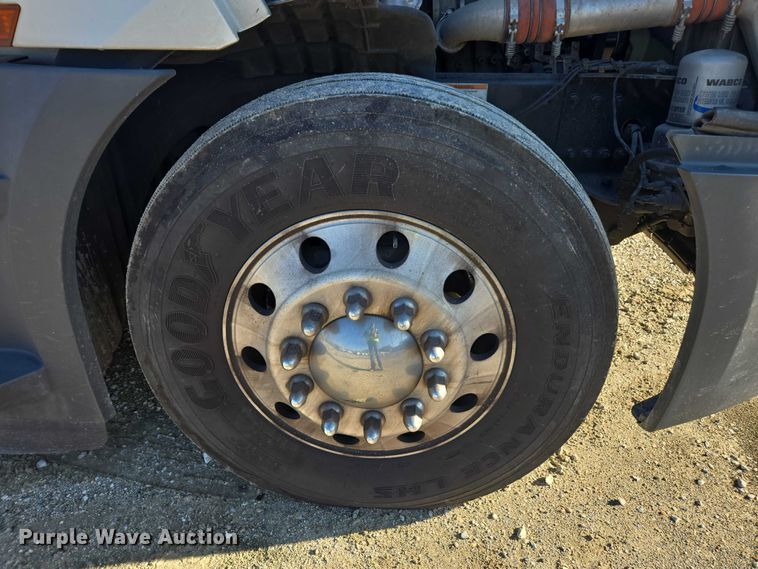 image for item YA1599 2020 Freightliner Cascadia semi truck