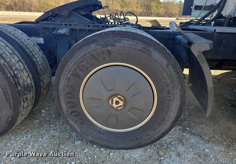 image for item YA1599 2020 Freightliner Cascadia semi truck