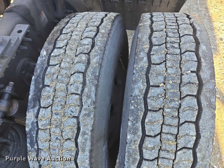 image for item YA1599 2020 Freightliner Cascadia semi truck