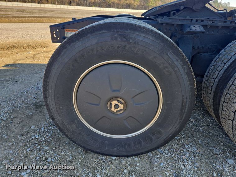 image for item YA1599 2020 Freightliner Cascadia semi truck