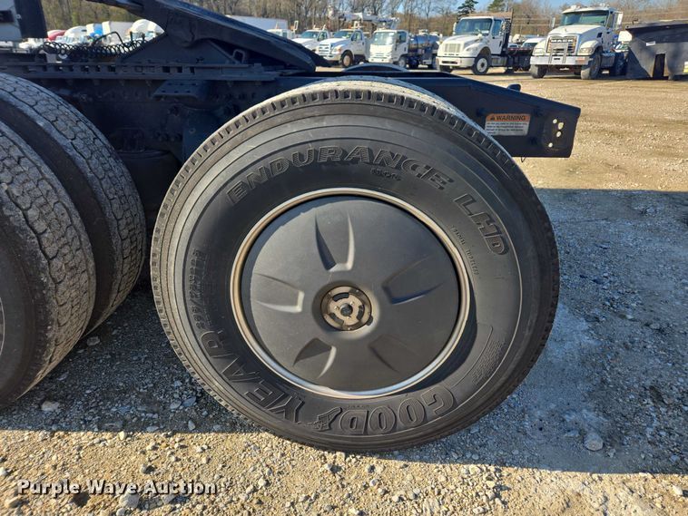 image for item YA1599 2020 Freightliner Cascadia semi truck