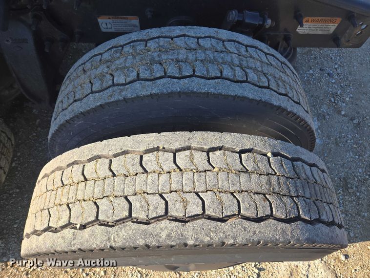 image for item YA1599 2020 Freightliner Cascadia semi truck