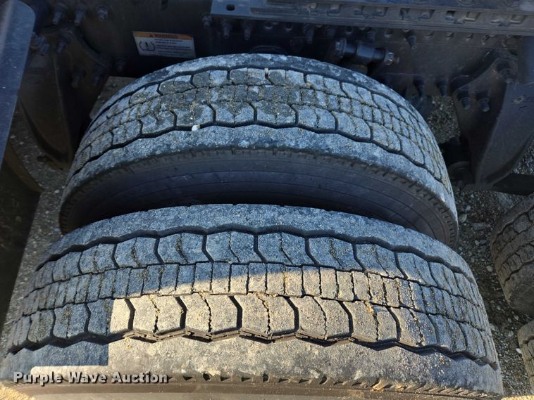 image for item YA1599 2020 Freightliner Cascadia semi truck