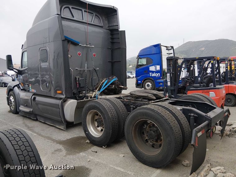 image for item YA1631 2016 Peterbilt 579 semi truck