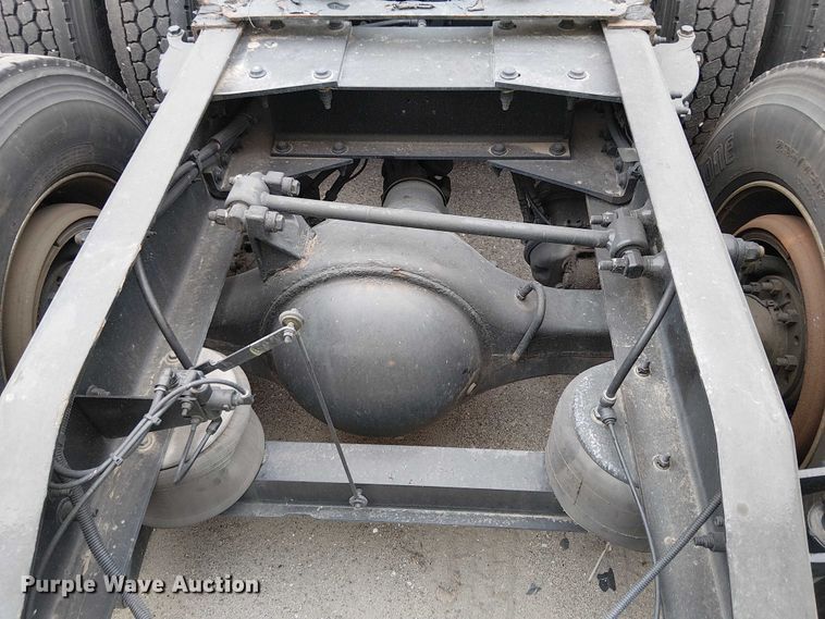 image for item YA1631 2016 Peterbilt 579 semi truck