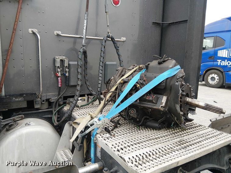 image for item YA1631 2016 Peterbilt 579 semi truck