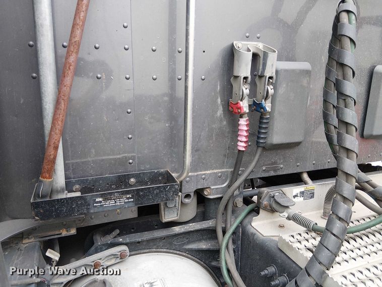 image for item YA1631 2016 Peterbilt 579 semi truck