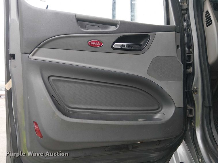 image for item YA1631 2016 Peterbilt 579 semi truck