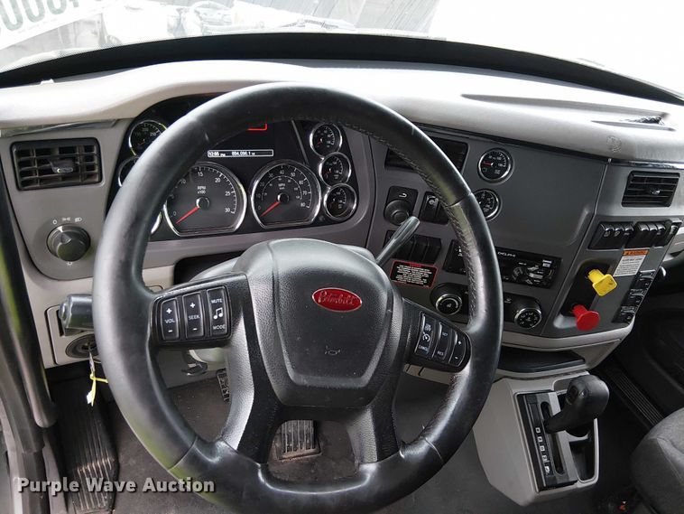 image for item YA1631 2016 Peterbilt 579 semi truck