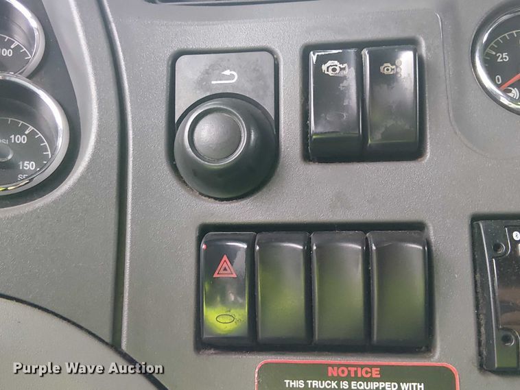 image for item YA1631 2016 Peterbilt 579 semi truck