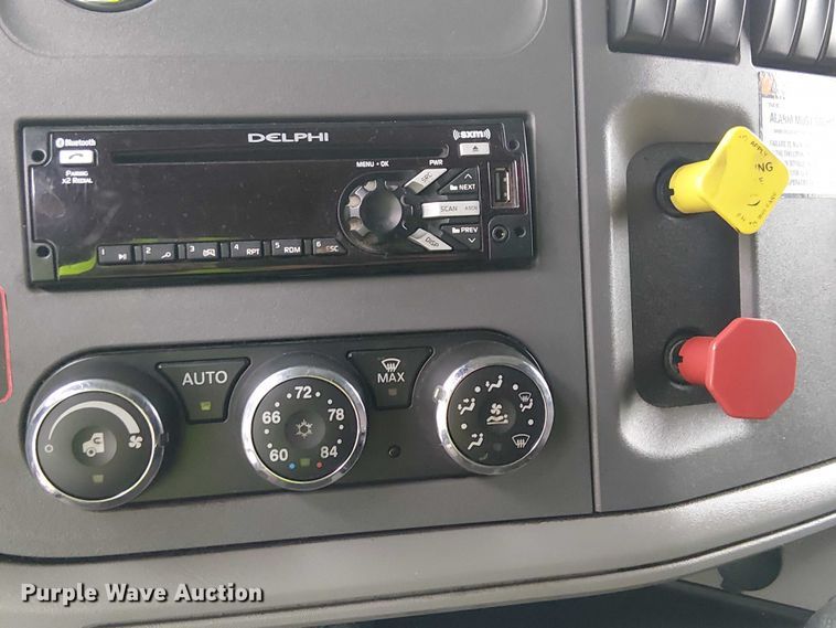 image for item YA1631 2016 Peterbilt 579 semi truck