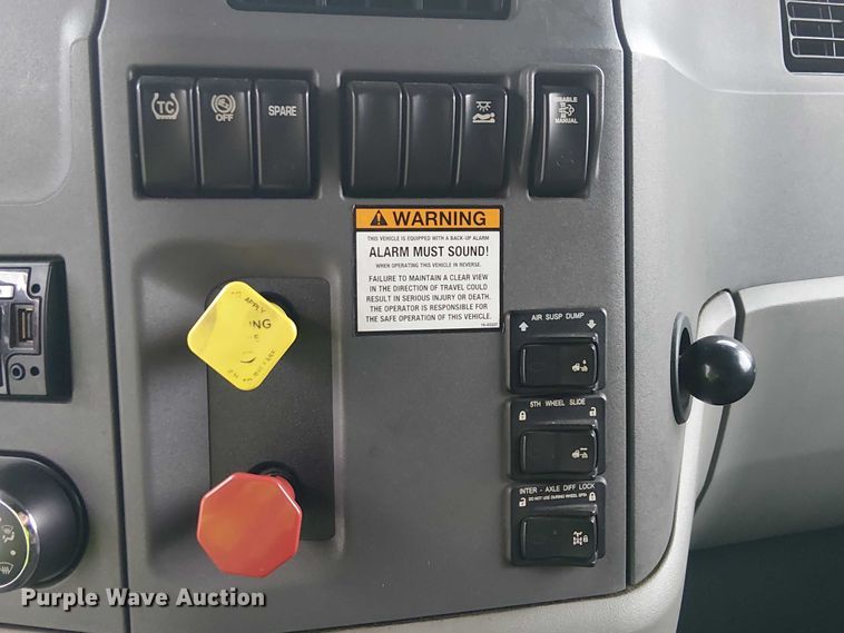 image for item YA1631 2016 Peterbilt 579 semi truck