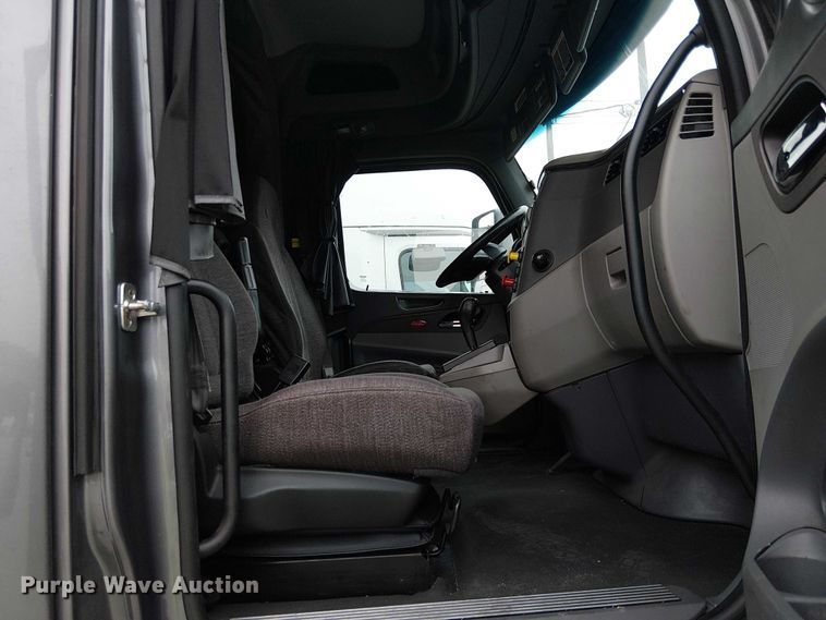 image for item YA1631 2016 Peterbilt 579 semi truck