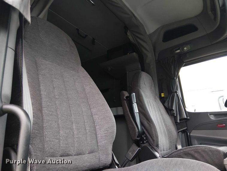 image for item YA1631 2016 Peterbilt 579 semi truck