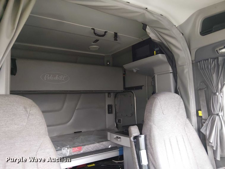 image for item YA1631 2016 Peterbilt 579 semi truck