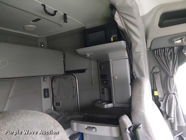 image for item YA1631 2016 Peterbilt 579 semi truck