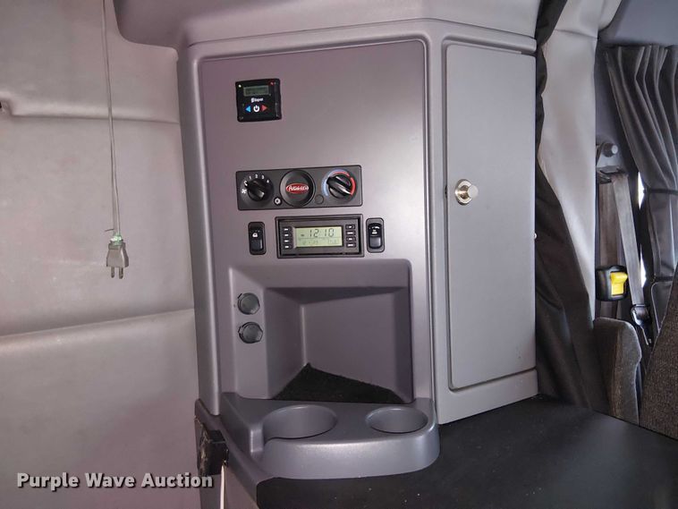 image for item YA1631 2016 Peterbilt 579 semi truck