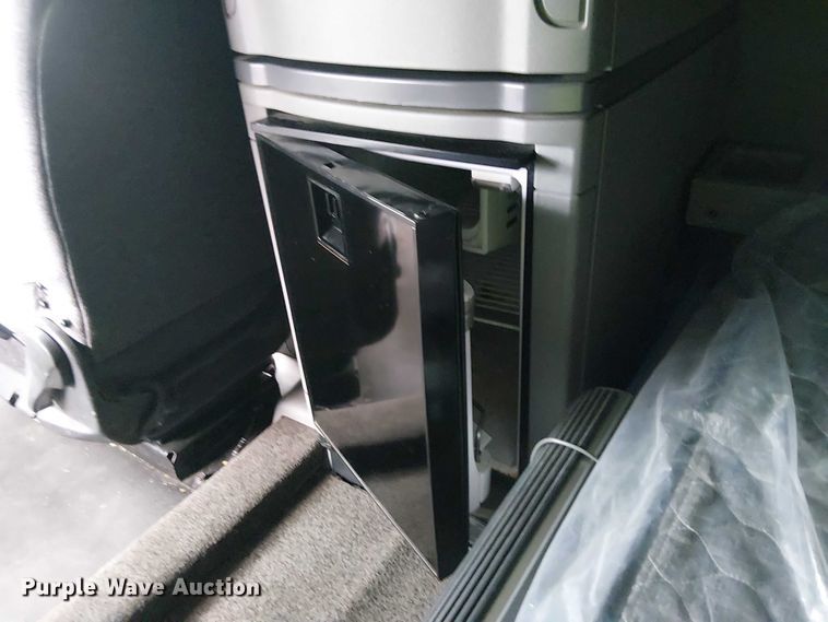 image for item YA1631 2016 Peterbilt 579 semi truck