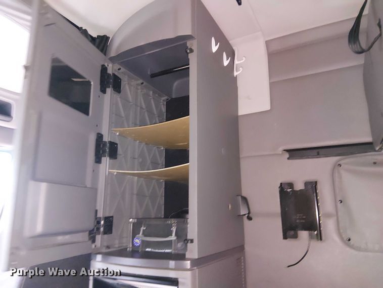 image for item YA1631 2016 Peterbilt 579 semi truck