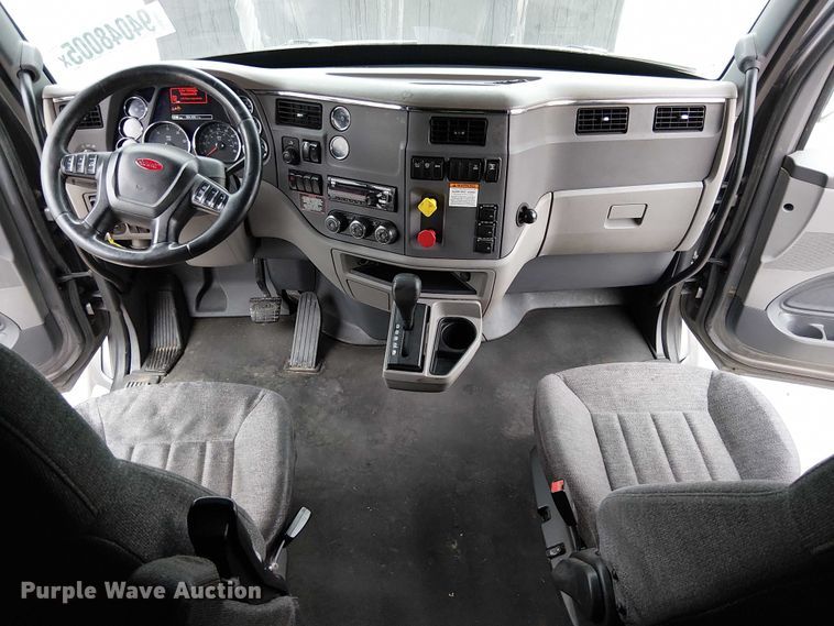image for item YA1631 2016 Peterbilt 579 semi truck