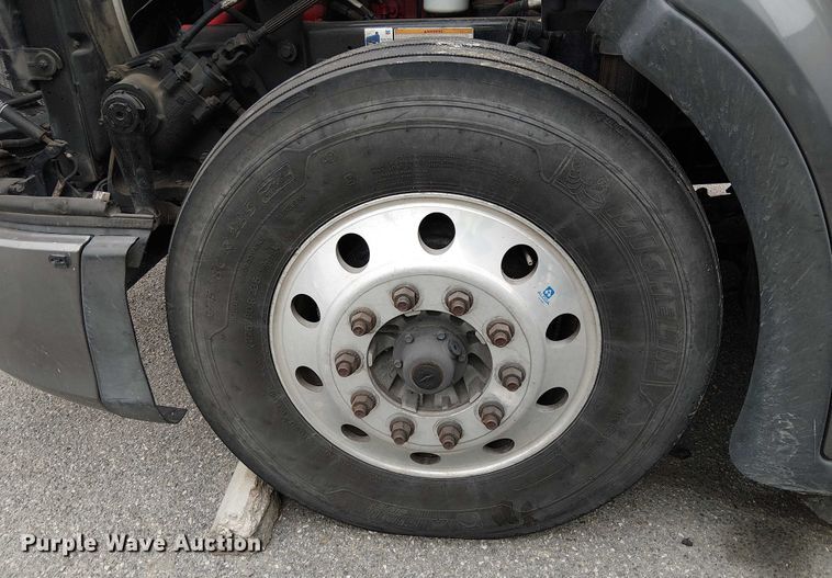 image for item YA1631 2016 Peterbilt 579 semi truck