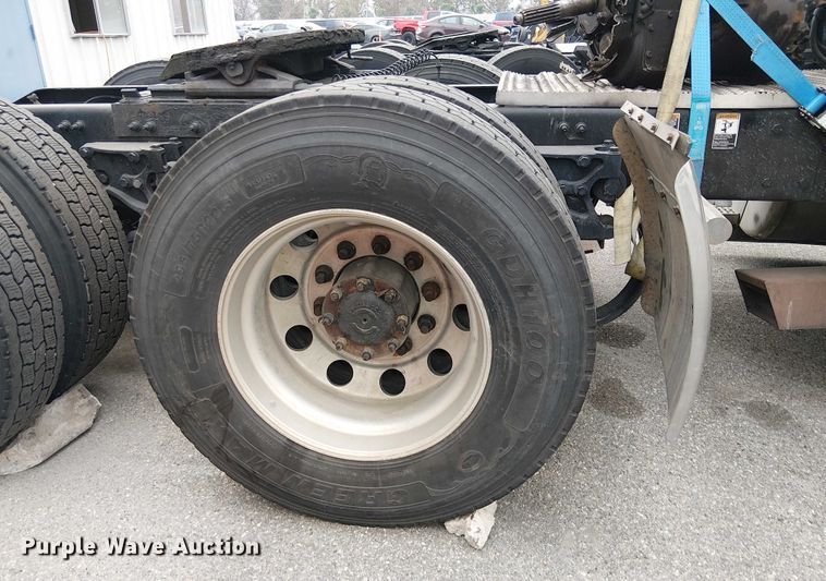 image for item YA1631 2016 Peterbilt 579 semi truck