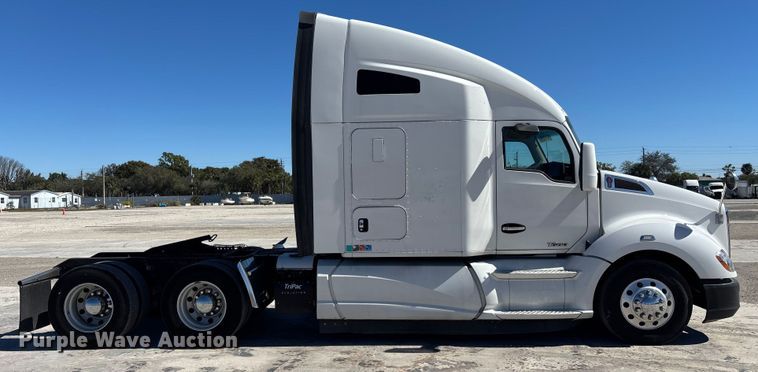 image for item YA1656 2016 Kenworth T680  semi truck