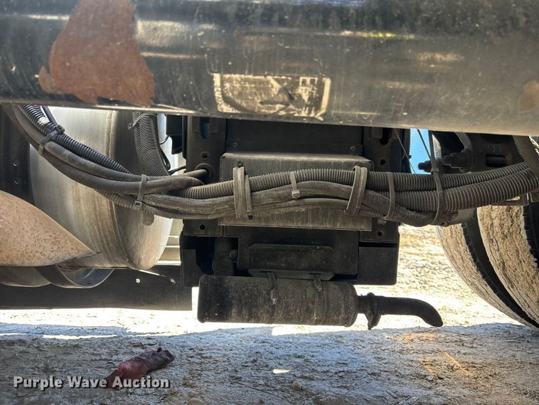 image for item YA1656 2016 Kenworth T680  semi truck