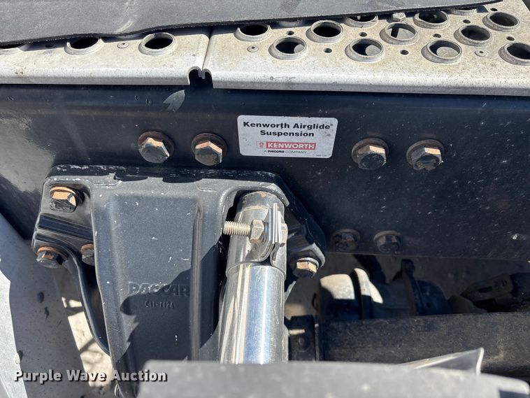 image for item YA1656 2016 Kenworth T680  semi truck