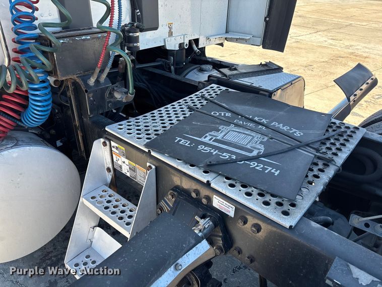 image for item YA1656 2016 Kenworth T680  semi truck