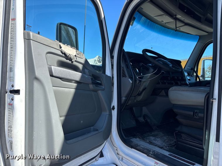 image for item YA1656 2016 Kenworth T680  semi truck