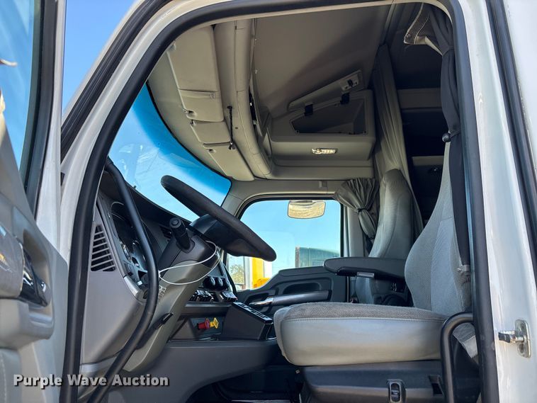 image for item YA1656 2016 Kenworth T680  semi truck