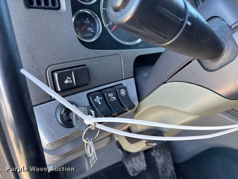 image for item YA1656 2016 Kenworth T680  semi truck